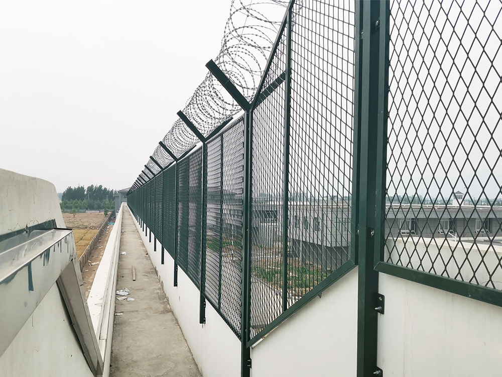 公路护栏网生产厂家 篮球场金属围栏网 栅栏围栏护栏生产厂家