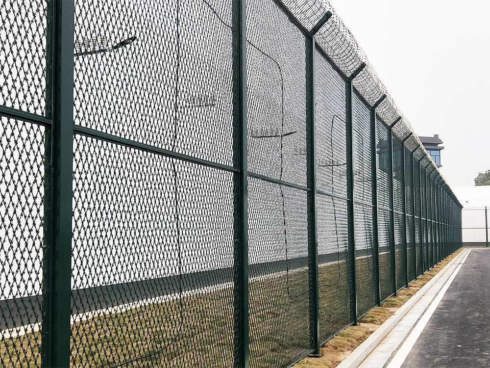 铁路封闭护栏网生产厂家 4米高篮球场护栏网价格 小区用护栏网