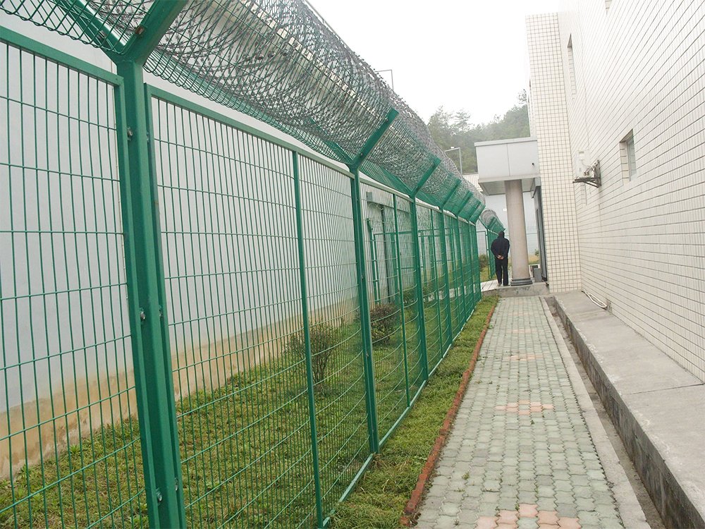护栏网隔离栅 草原铁丝网围栏价格 火车护栏网厂家