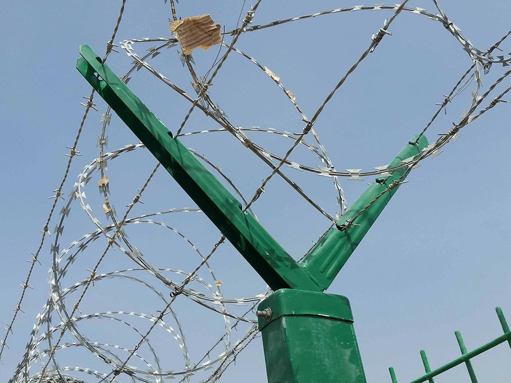 监狱外隔离网 菜园护栏网 浸塑铁丝网护栏