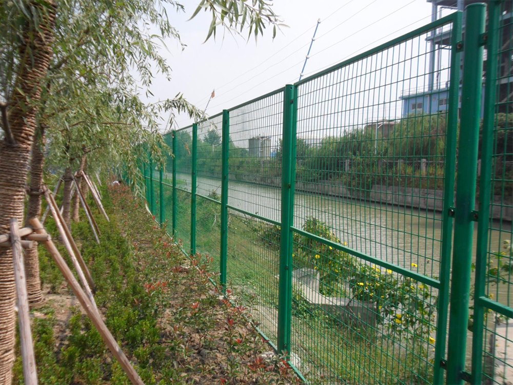 体育场围护栏网价钱 体育场护栏网批发 绿色铁丝网围栏